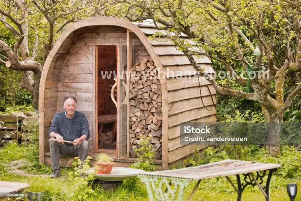 放松的桑拿客人