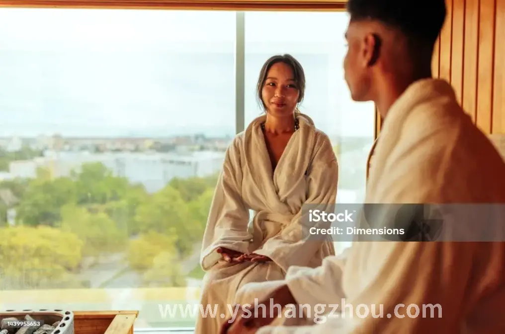 桑拿房内享受热气